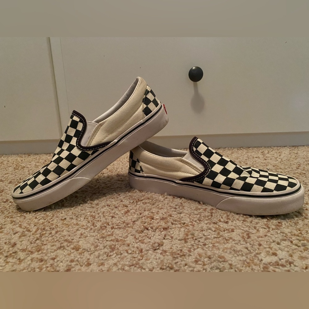 Unisex Classic Slip-On Checkered Vans | Men’s Size 5.5, Women’s Size 7
